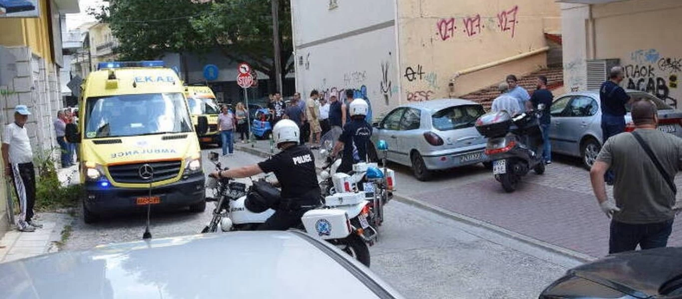 Επίθεση με τσεκούρι στην εφορία Κοζάνης: Δεν έχει πει λέξη ο 45χρονος - Ψάχνουν τα κίνητρά του (βίντεο)